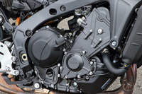 最高出力120PS、最大トルク93N・mを発生する、排気量888ccの並列3気筒エンジン。組み合わされるトランスミッションも、1、2速をハイギアード化するなど、改良がなされている。