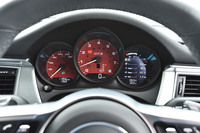 赤い文字盤が目を引くメーターパネル。中央のタコメーターには「GTS」のロゴも添えられる。