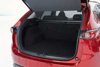 ラゲッジルームの容量は505リッター。電動テールゲートが「Lパッケージ」に標準で、「プロアクティブ」にオプションで用意される。