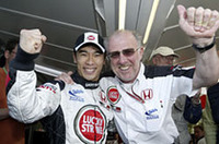 
	自身最高位の予選2位に喜ぶ佐藤琢磨（左）と、BARホンダのチーム代表、デイヴィッド・リチャーズ。（写真＝本田技研工業）
	 