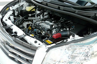 可変バルブリフト機構「バルブマチック」を備える2リッターユニット。エンジンルーム奥のほうに、ひっそりと（？）置かれる。