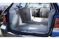 定員（5名）乗車時のラゲッジルーム容量は506リッター。フロアボードが2段階に調節できる仕組みを採用した。