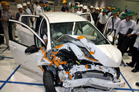 「クラッシュテスト」で、「クラウン」とオフセット衝突した「ヴィッツ」。速度は双方とも55km/h、ご覧のとおりスカットルより前は衝撃を吸収して大破しているが、ピラーの変形もほとんどなく、キャビンはほぼ原形をとどめており、生存空間は確保されている。ドアは4枚とも人力で開き、脱出性も問題ない。