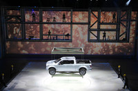 フォードのプレスブリーフィングは恒例のアリーナ会場。ピックアップトラック「アトラス コンセプト」を公開した。