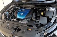 新開発のクリーンディーゼルエンジン「SKYACTIV-D 2.2」は、リーンNOx触媒や尿素SCRシステムに頼ることなく排ガス規制をクリアしているのが特徴。JC08モードで18.6km/リッター、10・15モードで20.0km/リッター（「XD」グレードのFF車）の燃費性能も自慢だ。