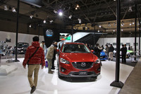 おとなしめのモデルが行儀よく並べられたマツダのブース。