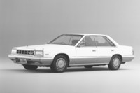 電動格納式ミラーを備えた「日産ローレル」（C32型）。