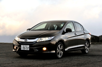 ホンダ・グレイスHYBRID EX
    ボディーサイズ：全長×全幅×全高＝4440×1695×1475mm／ホイールベース：2600mm／車重：1200kg／駆動方式：FF／エンジン：1.5リッター直4 DOHC 16バルブ／モーター：交流同期電動機／トランスミッション：7段AT／エンジン最高出力：110ps/6000rpm／エンジン最大トルク：13.7kgm/5000rpm／モーター最高出力：29.5ps/1313-2000rpm／モーター最大トルク：16.3kgm/0-1313rpm／タイヤ：（前）185/55R16 （後）185/55R16／車両本体価格：221万円