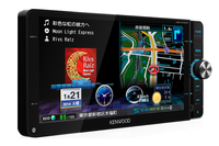 「MDV-Z701W」はパネルの四隅が丸く、音量ボリュームがツマミ式となる200mmワイド型。「MDV-Z701」と同じくスマートフォン操作を随所に取り入れている。