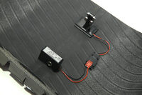 手前にあるのが加速度センサー。奥にあるのはセンサーを動かすための発電機。
    