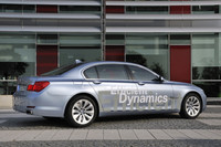 19インチホイールは、専用の意匠。ブレーキにはエネルギー回収システムが備わる。