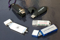 最近増えてきたUSBメモリ式の報道資料。（2008年ジュネーブショーのものもあり）