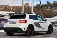 「GLA45 AMG エディション1」のリアビュー。ルーフエンドのウイングをはじめとする派手なドレスアップが、個性を主張する。
    