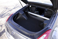 タワーバーを前方に移動することで、使い勝手が向上したラゲッジスペース。ゴルフバッグが2個積めると日産は謳っている。