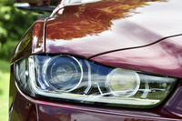 ヘッドランプはキセノン式。「ポートフォリオ」では“アクティブフロントライティング”機能や、ハイビーム／ロービーム自動切り替えの“インテリジェントハイビーム”も標準装備となる。