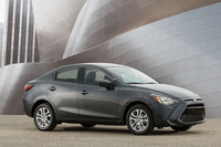 
	日本未発売の「マツダ・デミオセダン」がベースの「サイオンiA」。
	