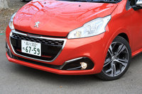 エクステリアでは、今回の改良によりフロントマスクの意匠が変更された。