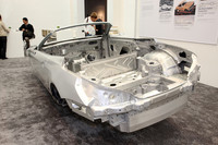 先代モデルより、ボディーのねじれ剛性は20％以上アップしているにもかかわらず、車重は「SL350」の場合で140kg、「SL500」では125kg軽く仕上がっているという。