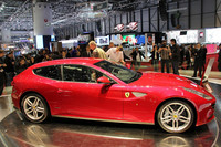 2011年ジュネーブショーで発表された「フェラーリFF」。