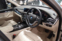 運転席まわりの様子。日本仕様車のハンドル位置は右のみとなる。
    