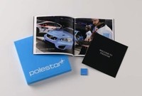 20万円の「ポールスター・パフォーマンス・パッケージ」には、ポールスター・パフォーマンス認定証や英語版のオーナーズブック、「POLESTAR」リアエンブレムも含まれる。