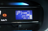 メーターのアップ。写真上部に見えるブルーのラインは、エコな運転をするとグリーンに色を変える。環境にやさしいドライブを促すための工夫だ。