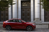 「クーペのよう」と形容されるルーフラインは、ドライバー着座位置の上部が頂点になっている。
    