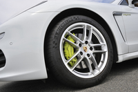 ブレーキキャリパーも「アシッドグリーン」に。標準のホイールサイズは18インチだが、試乗車はオプションの19インチを履いていた。