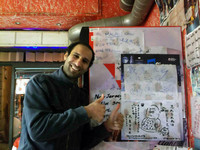 モロッコ人のアルバイト、モハメドさん。右は筆者が描いたイラスト。