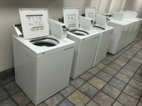 コインランドリーに並んだワールプール製洗濯機。写真奥に見えるのは乾燥機。