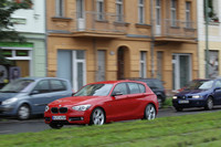 「オートマチック スタート／ストップ」（アイドリングストップ機能）は全車に標準装備される。