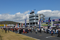 毎年開幕戦が行われる岡山国際サーキット。決勝の天気は、晴れから雹（ひょう）まで目まぐるしく変化した。
    