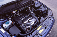 【スペック】 S60 2.4T：全長×全幅×全高＝4575×1815×1430mm/ホイールベース＝2715mm/車重＝1540kg/駆動方式＝FF/2.4リッター直5DOHC20バルブターボ（200ps/6000rpm、29.1kgm/1800から5000rpm）/車両本体価格＝465.0万円（テスト車＝551.7万円）