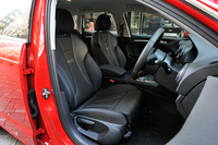 テスト車には標準装備となるファブリック表皮のスポーツシートが装着されていた。