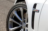 足まわりも大幅に改良されており、ダンピングレートの高いスプリングやより硬いスタビライザーの採用により、ロール剛性が高められている。