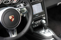 トランスミッションは、ほか「911」シリーズと同じ2ペダルMT「PDK」に。センターコンソールのレバーとステアリングホイールのパドル、両方で変速できる。