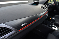 インストゥルメントパネルは、カーボン調のフィニッシャーで飾られる。赤の差し色もポイントだ。