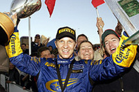 カーナンバー1の2004年型「スバル・インプレッサWRC」が、デビュー2戦目で早くも優勝を飾った。ペター・ソルベルグにとっては6度目のWRCウィン。