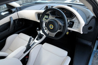 インテリアはベージュ内装のほか、黒、茶、赤系の3色も選べる。ボディカラーは全20色から選択可能。