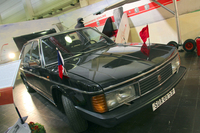 メーカーの伝統にしたがい、空冷V8をリアに搭載した「タトラ612スペシャル」。冷戦終結後までしばらく生き延びた。