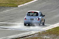 予選中に路面は乾いてきたものの、ところどころに川も流れる。ちょうどブレーキングポイントになっており、スピン多発。