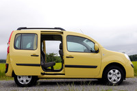 両側のスライドドアは、先代から引き継いぎ。