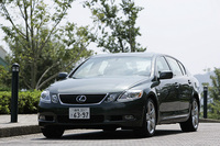 【テスト車GS430のオプション装備】
    本革シート＆トリム＝27万3000円／ランフラットタイヤ＝2万1000円／アクティブスタビライザーサスペンションシステム＝31万5000円／リアスポイラー＝3万1500円／ムーンルーフ＝9万4500円／プリクラッシュセーフティシステム＝23万1000円／レーンキーピングアシスト＝44万1000円／マークレビンソンプレミアムサラウンドサウンドシステム＝34万1250円／Gセキュリティ＝5万2500円／後席サイドエアバッグ＝2万1000円）
    
    