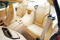 「ヴァンキッシュ」は2シーター仕様が標準。オプションの「2＋2シートアレンジメント」（写真）を選択すれば、4名乗車が可能となる。