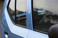 ボディー側面を飾るシャープなプレスライン。Cピラー付近で跳ね上げられたサイドウィンドウ下端のラインや、くの字に折れ曲がったテールゲートともども、新型「アルト」のサイドビューをシャープに印象づける。
    