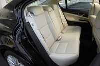 リアシートも乗員のホールドを高める形状を採用し、快適さを追求している。