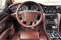 ダークステインド・ヴァヴォア（セコイアの根の部分）というウッドトリムとすべてステンレススチールで仕上げられた“光物”の組み合わせは派手すぎるかもしれないが、もちろんいかようにも注文可能。