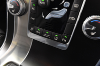 センターパネル上には、ボルボが誇る安全装備のスイッチがずらりと並ぶ。
    