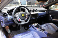 大きく変わったスタイリングに対して、インストゥルメントパネルのデザインは、従来のフェラーリらしさを踏襲。