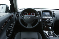 逆輸入車は海外向けに造られたクルマ。日本製でも基本的には左ハンドル仕様だ。
